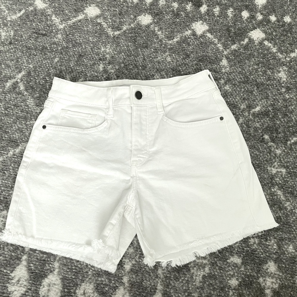 White Nine West shorts size 2